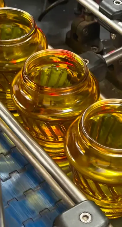 Żółte szkło zniczy na taśmie produkcyjnej